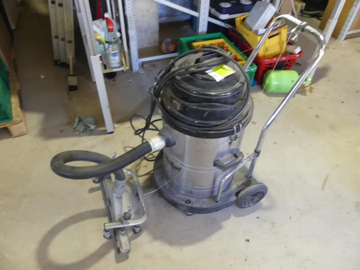 Mistral turbo - Nass-/Trockensauger mit Fahrgestell und Bodendüse